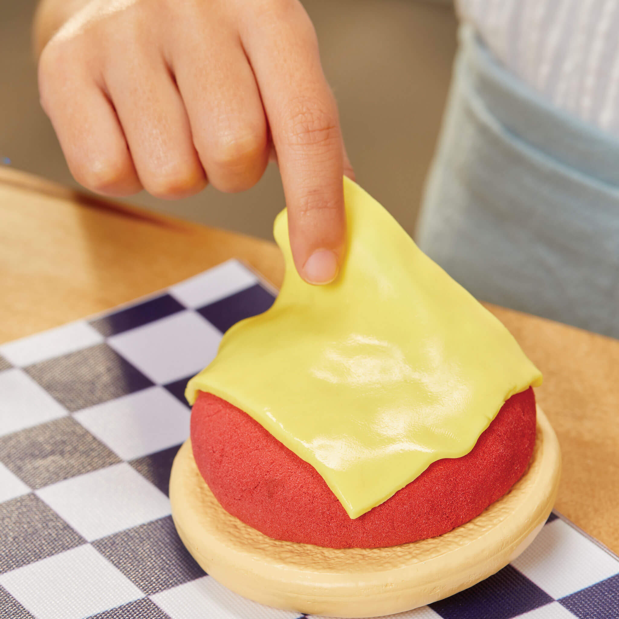 Creative Chefs Cheeseburger and Fries Kit - Recipe-Guided Cheeseburger Playset with Utensils