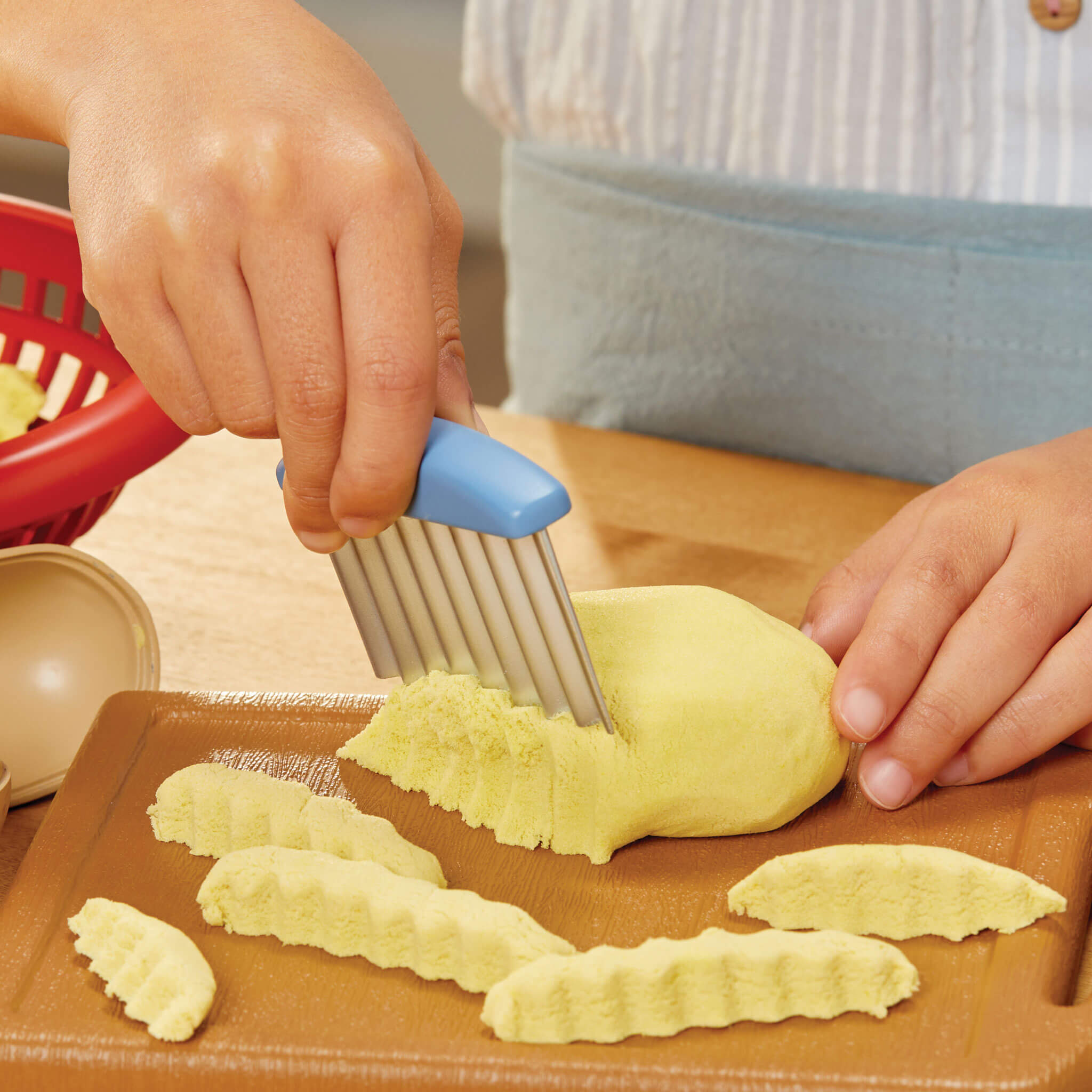 Creative Chefs Cheeseburger and Fries Kit - Recipe-Guided Cheeseburger Playset with Utensils