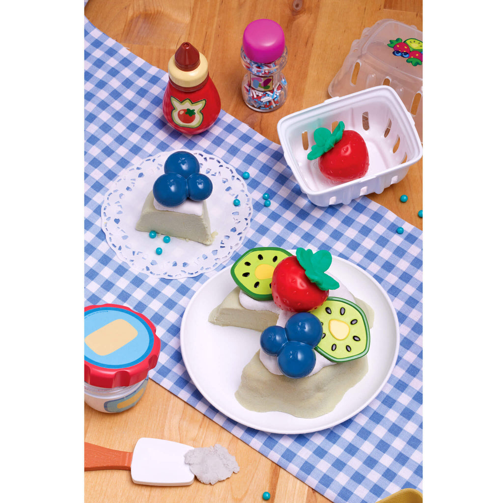 Creative Chefs Bluey - Pavlova Kit - Bluey Pavlova Playset with Food and Utensils